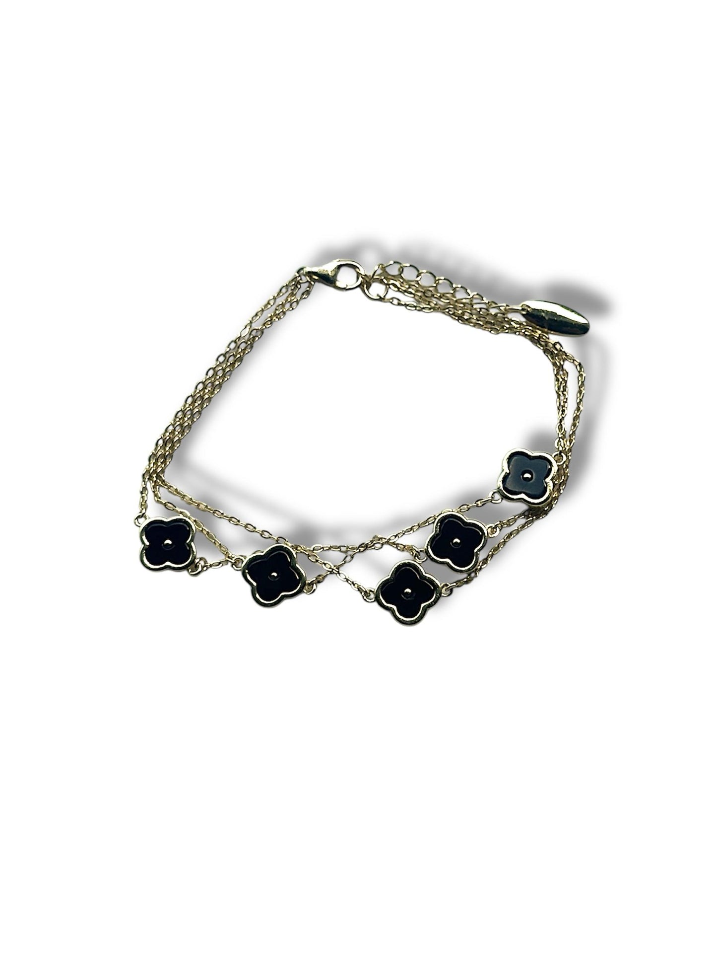 Pulsera de plata bañada en oro amarillo con dijes en forma de trébol de ónix