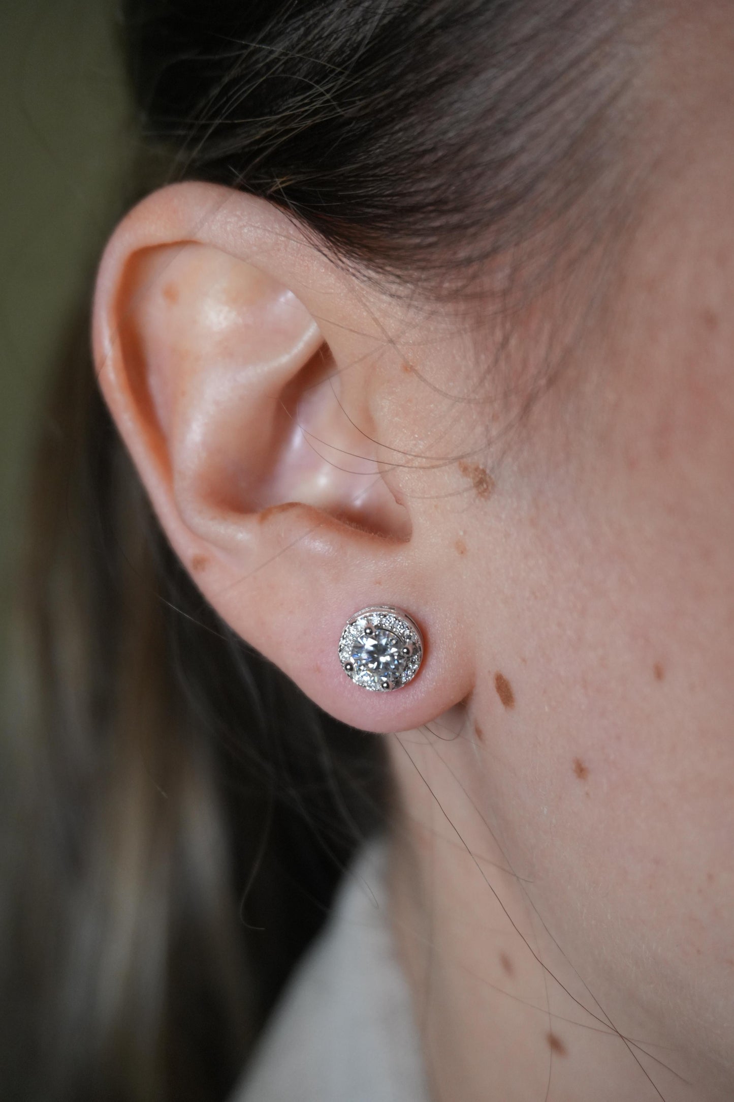 Studs de Plata Rodinada con Moissanitas Halo 1.16ct