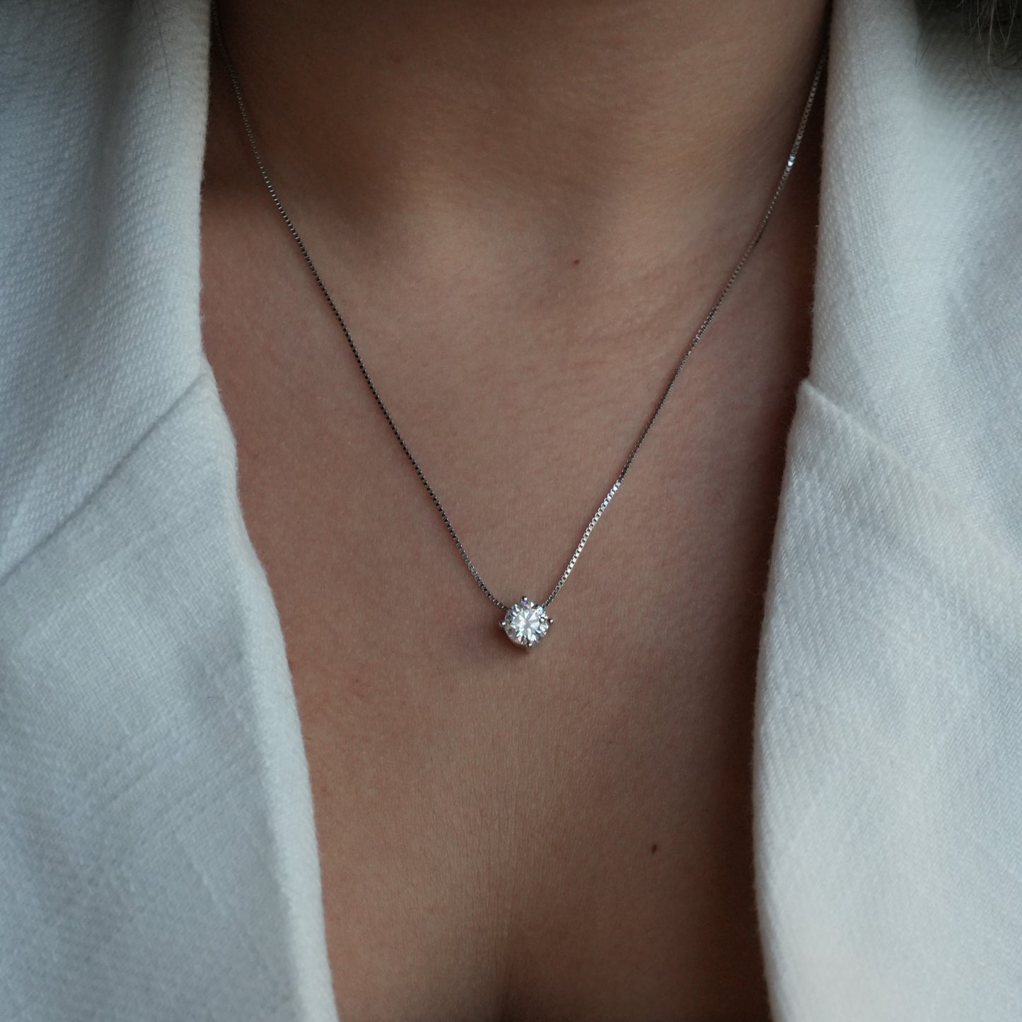 Collar de Plata bañada en Rodio estilo Solitario de Moissanita 1 CT.