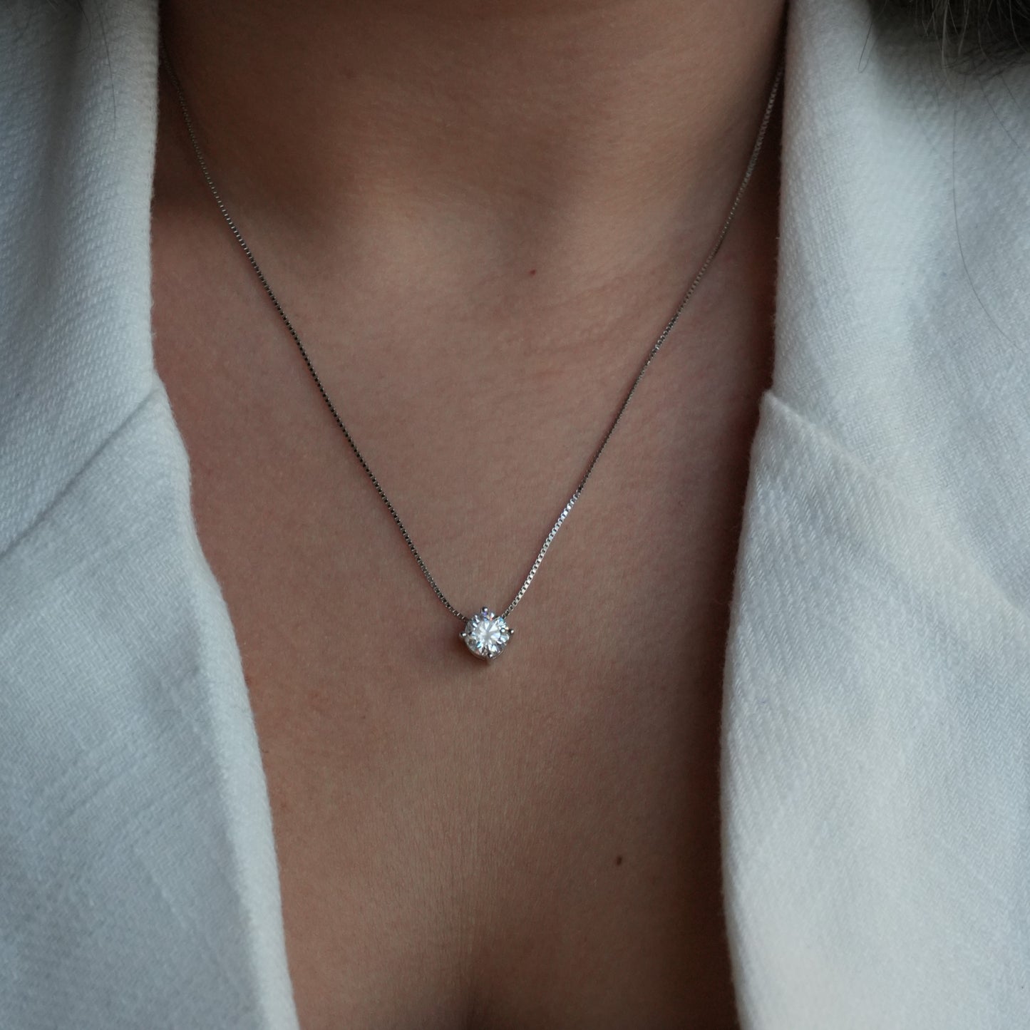 Collar de Plata bañada en Rodio estilo Solitario de Moissanita 1 CT.