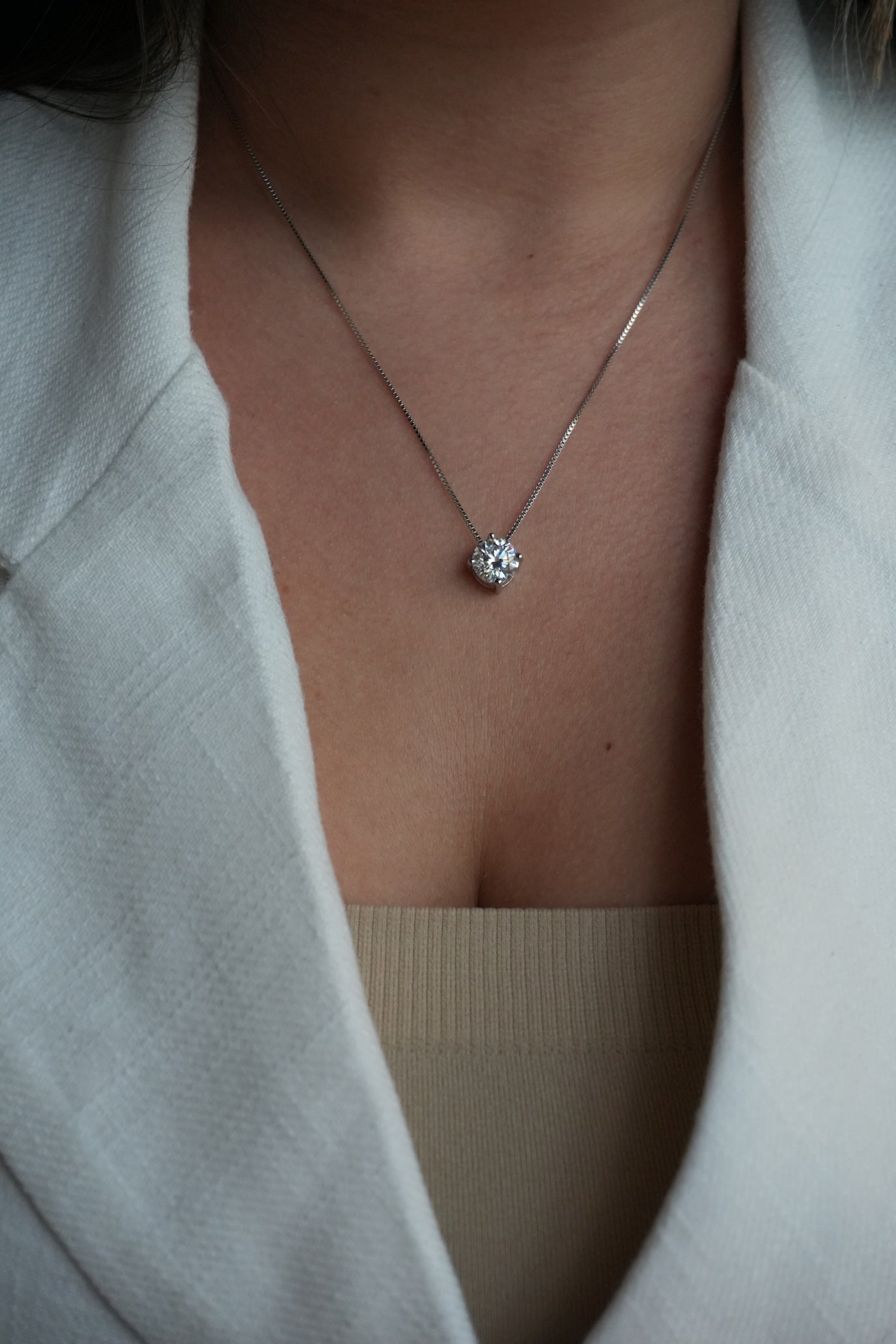 Collar de Plata bañada en Rodio estilo Solitario de Moissanita 2 CT.