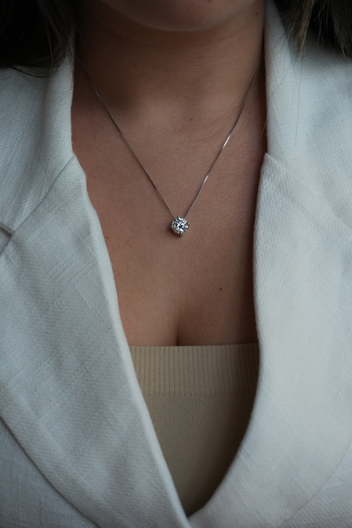 Collar de Plata bañada en Rodio estilo Solitario de Moissanita 2 CT.