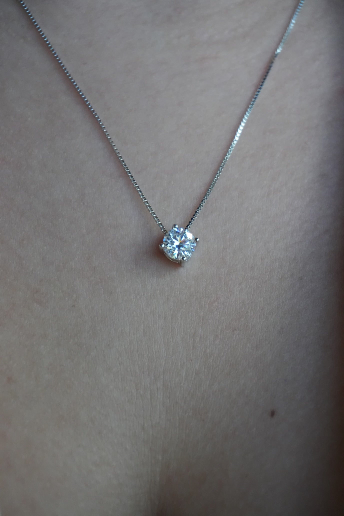 Collar de Plata bañada en Rodio estilo Solitario de Moissanita 2 CT.