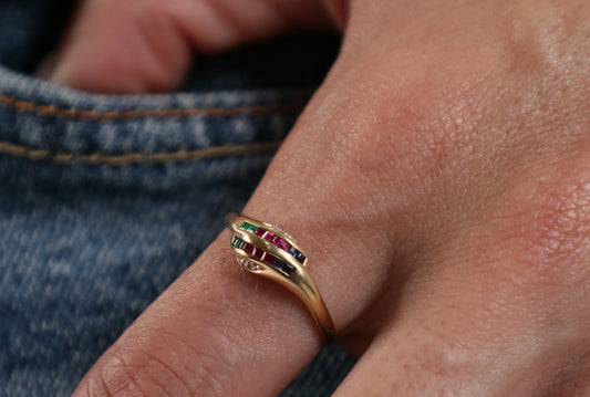 "Trío" Anillo de Oro Amarillo de 14K con Rubíes, Esmeraldas y Safiros
