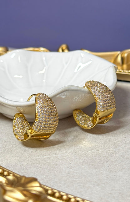 Argollas ovaladas con circones en pave in gold