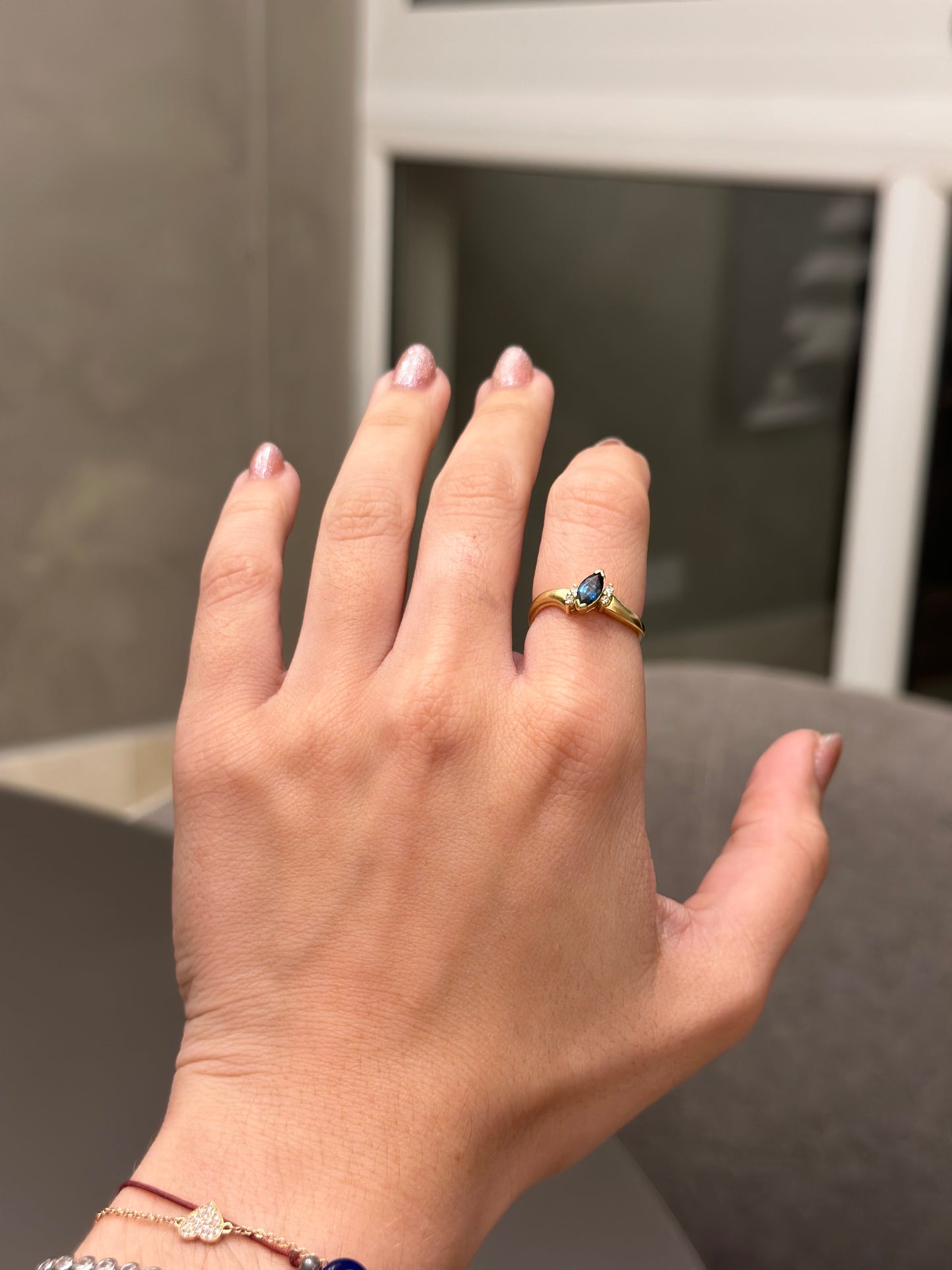 Anillo de Oro de 18K con Zafiro y Brillantes