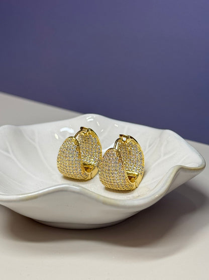 Argollas ovaladas con circones en pave in gold