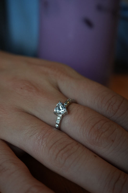 Anillo de Plata Rodinada con Piedra de Corazon (Talla 7)