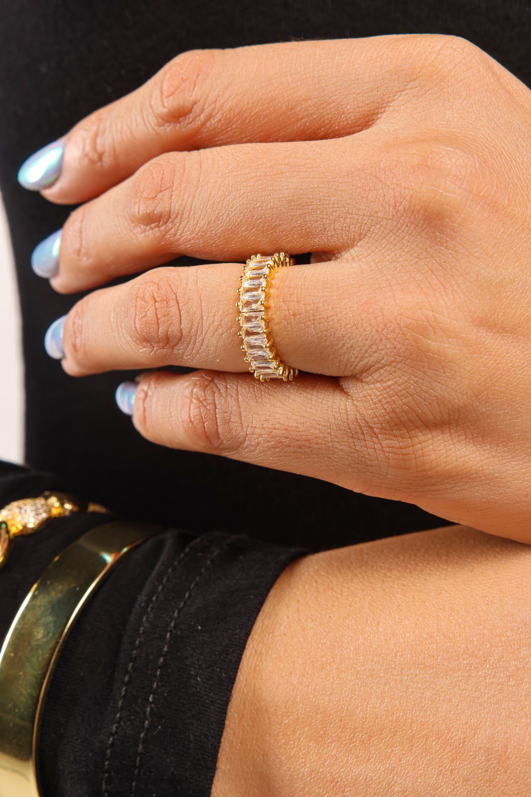 Anillo estilo eternity con circones blancos como baguettes delgado