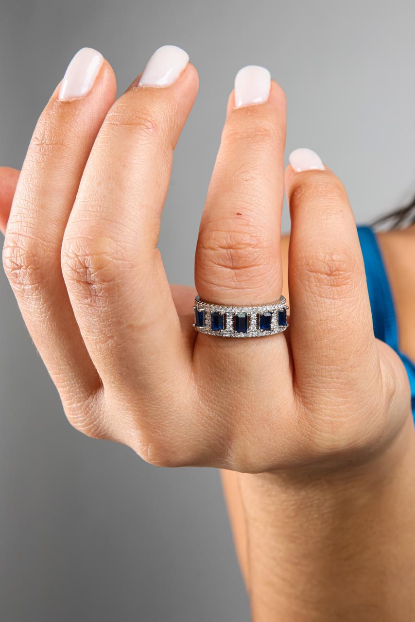 Anillo rodinados con circones como brillantes y safiros en baguettes