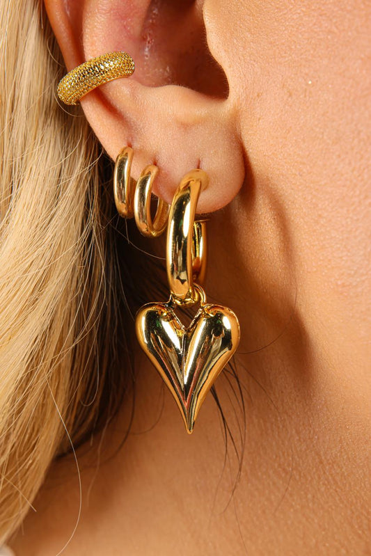 Aretes bañados en oro amarillo estilo argollas con corazón angosto guindando