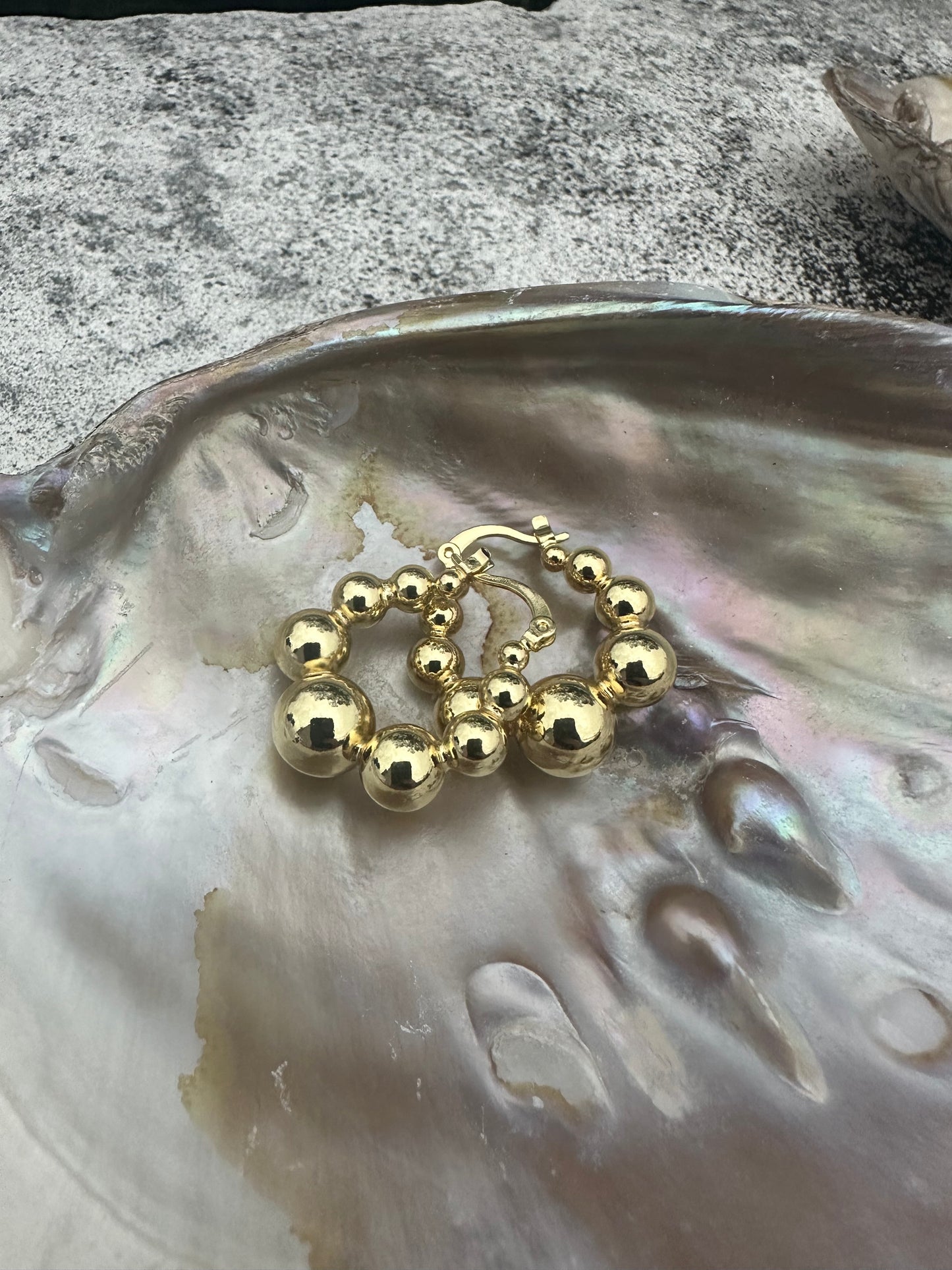 Argollas de bolitas de plata bañadas en oro amarillo de 18K