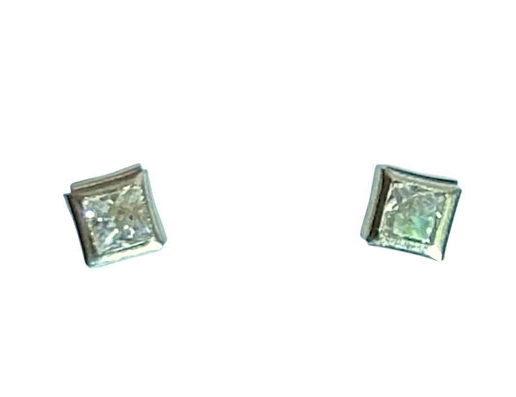 Brillantitos cuadrados en Oro de 14 kilates – Aretes de rosca