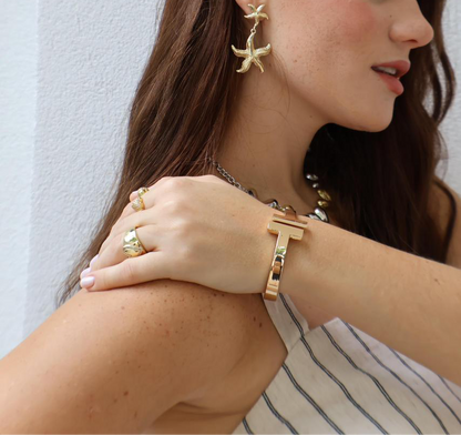 Pulsera tipo bangle con diseño de H