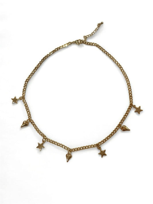 Choker bañado en oro con dijes de lunas y estrellas guinando