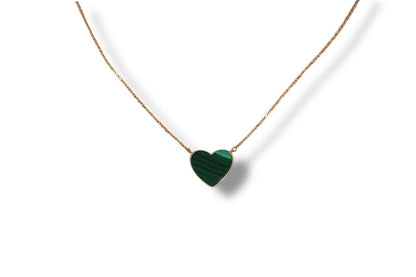 Collar de oro de 10k con dije verde de corazon de malaquita