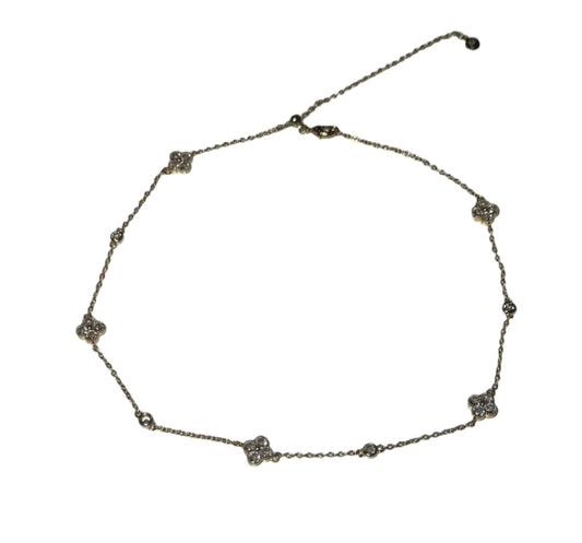 Collar estilo choker bañado en oro con cierre ajustable