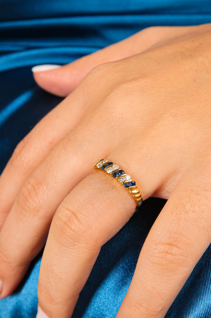 Resplandor Azul: Anillo de Oro de 18K con Safiros Naturales y Brillantes