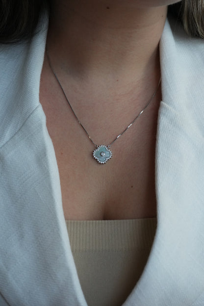 Collar con dije de Clover Blanco Nacar de Plata Bañada en Rodio con Moissanitas