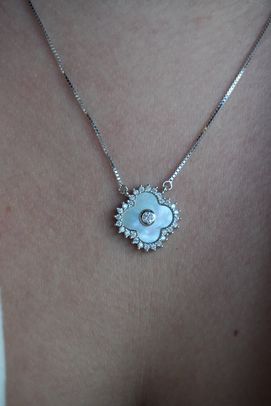 Collar con dije de Clover Blanco Nacar de Plata Bañada en Rodio con Moissanitas
