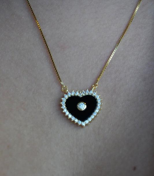 Collar con dije de Corazon negro de Plata Bañada en Oro con Moissanitas