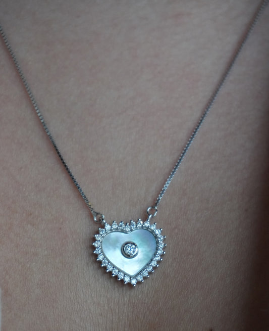 Collar con dije de Corazon Blanco Nacar de Plata Bañada en Rodio con Moissanitas