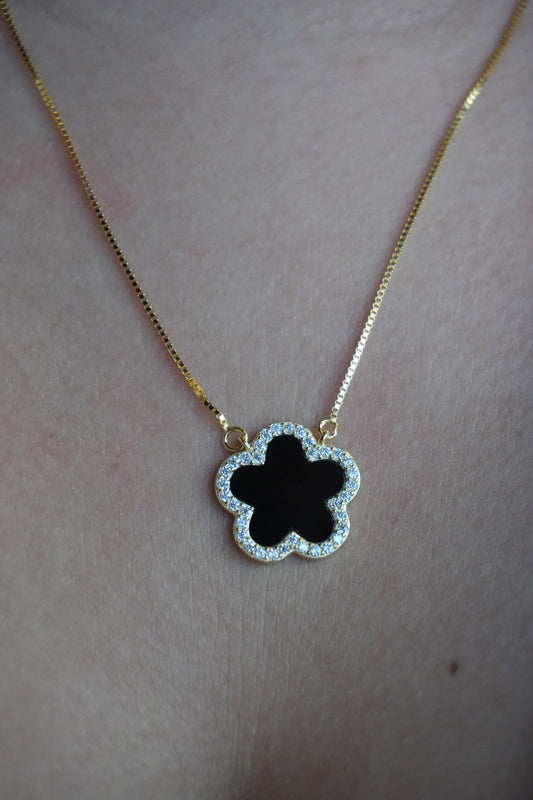 Collar con dije de Flor negra de Plata Bañada en Oro con Moissanitas