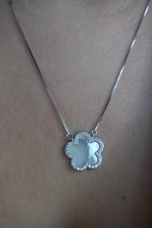 Collar con dije de Flor Blanca Nacar de Plata Bañada en Rodio con Moissanitas