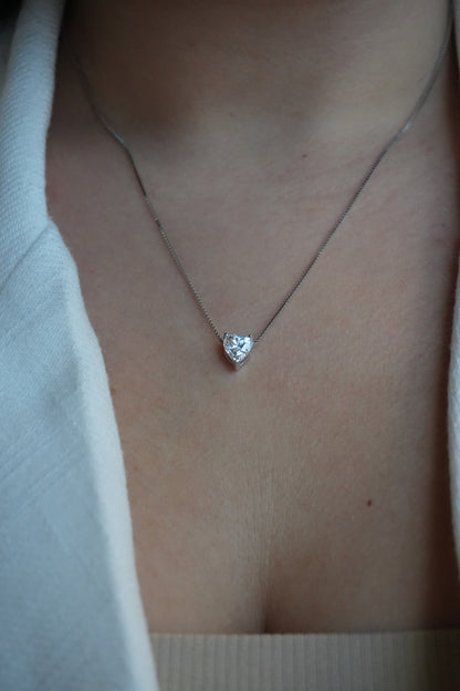 Collar de Plata Bañado en Rodio estilo Solitario con Moissanita en Forma de Corazon