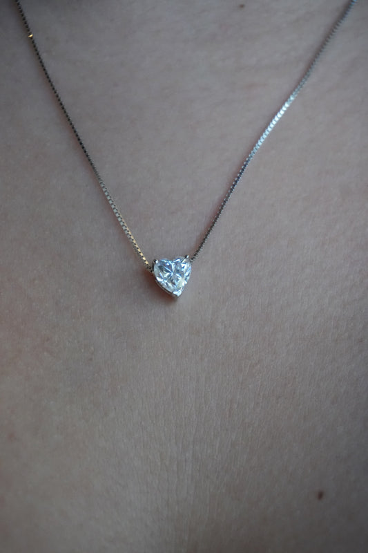 Collar de Plata Bañado en Rodio estilo Solitario con Moissanita en Forma de Corazon
