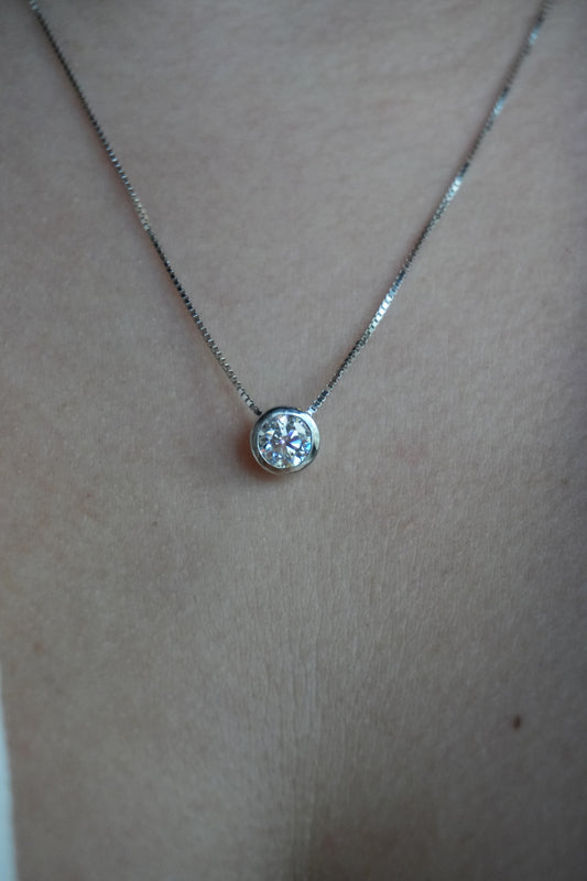 Collar de Plata Bañado en Rodio estilo Solitario en Bisel