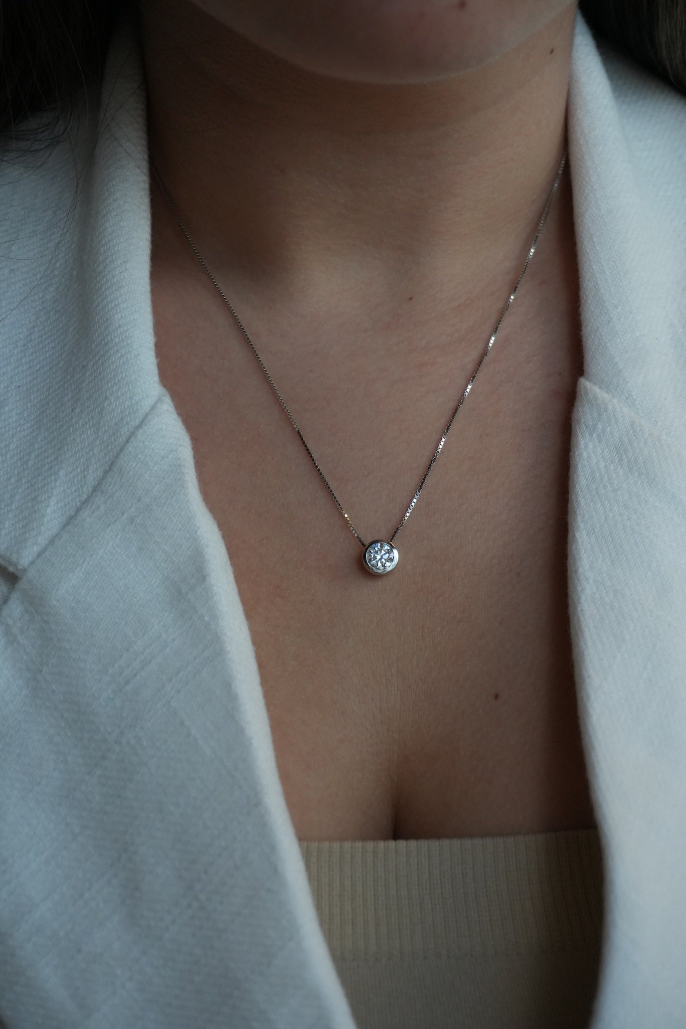 Collar de Plata Bañado en Rodio estilo Solitario en Bisel