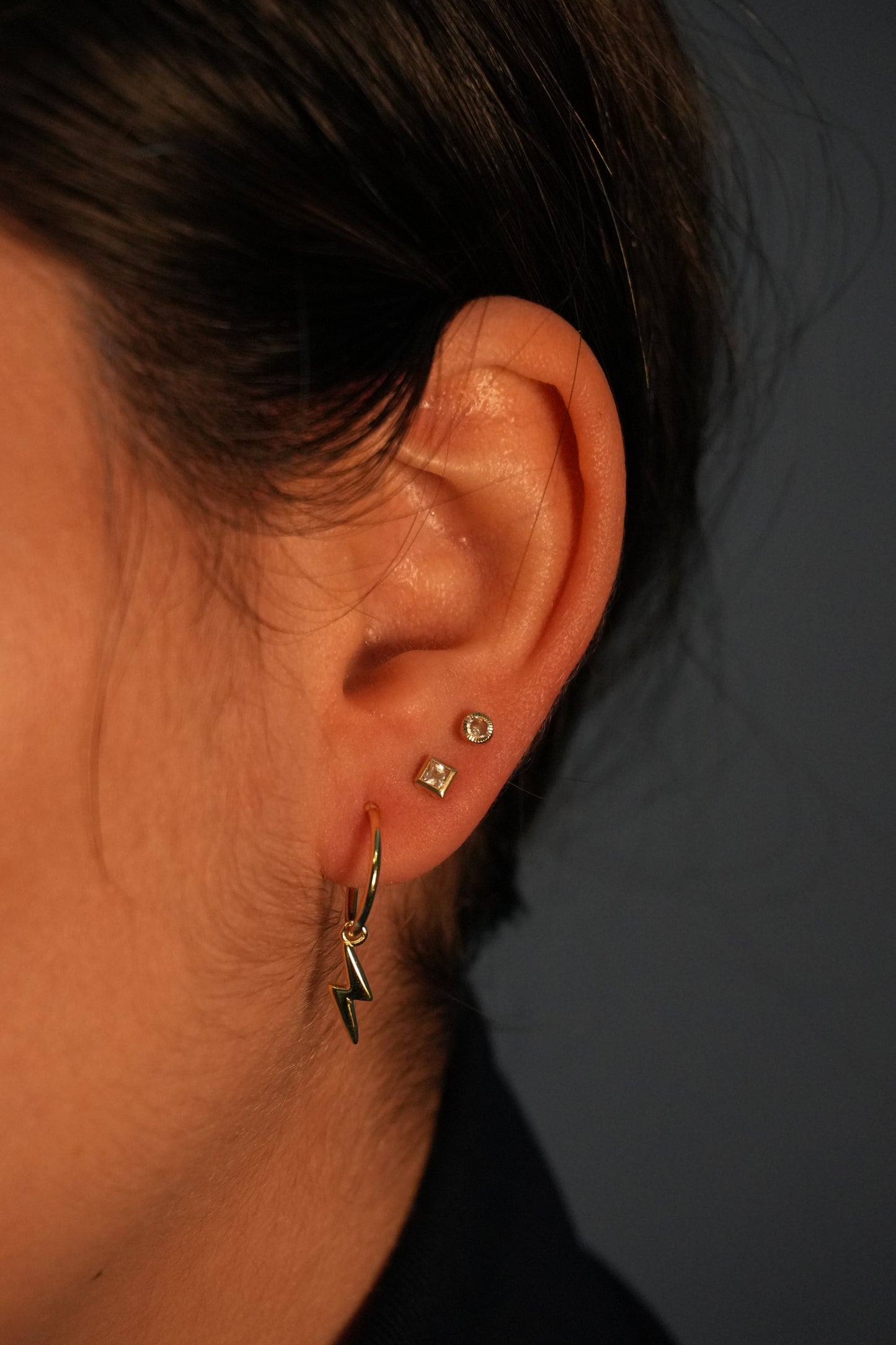 Medias argollas de plata, bañados en oro con rayito