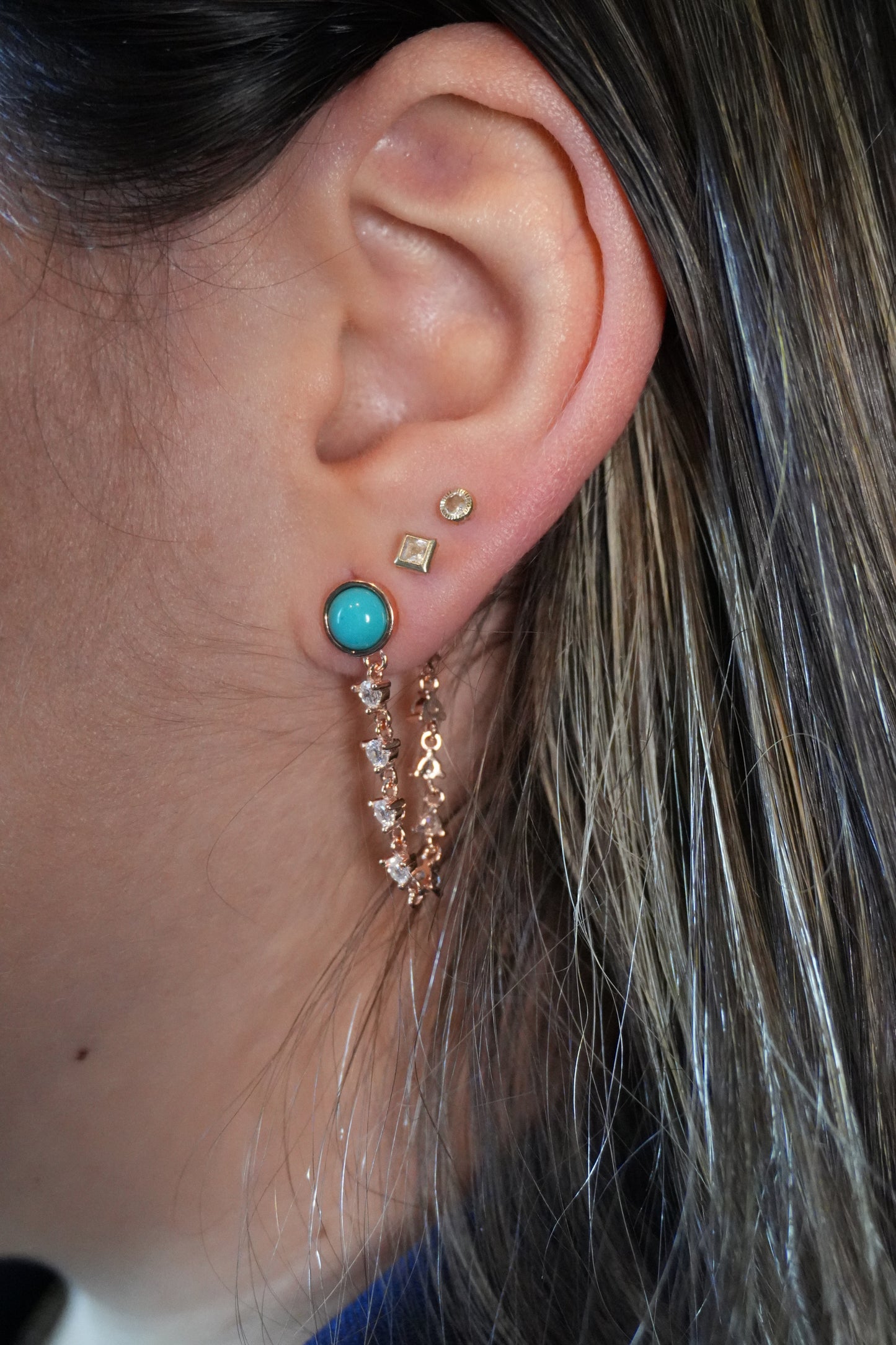 Studs de plata bañados en rose gold con piedreria y puntos tipo turquezas