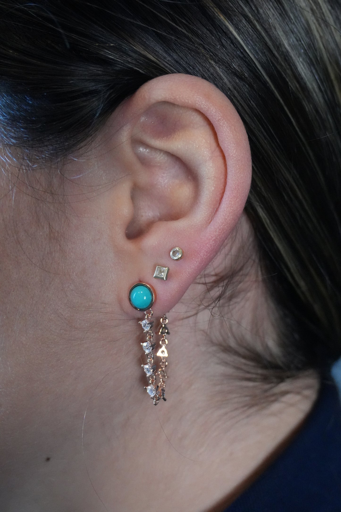 Studs de plata bañados en rose gold con piedreria y puntos tipo turquezas