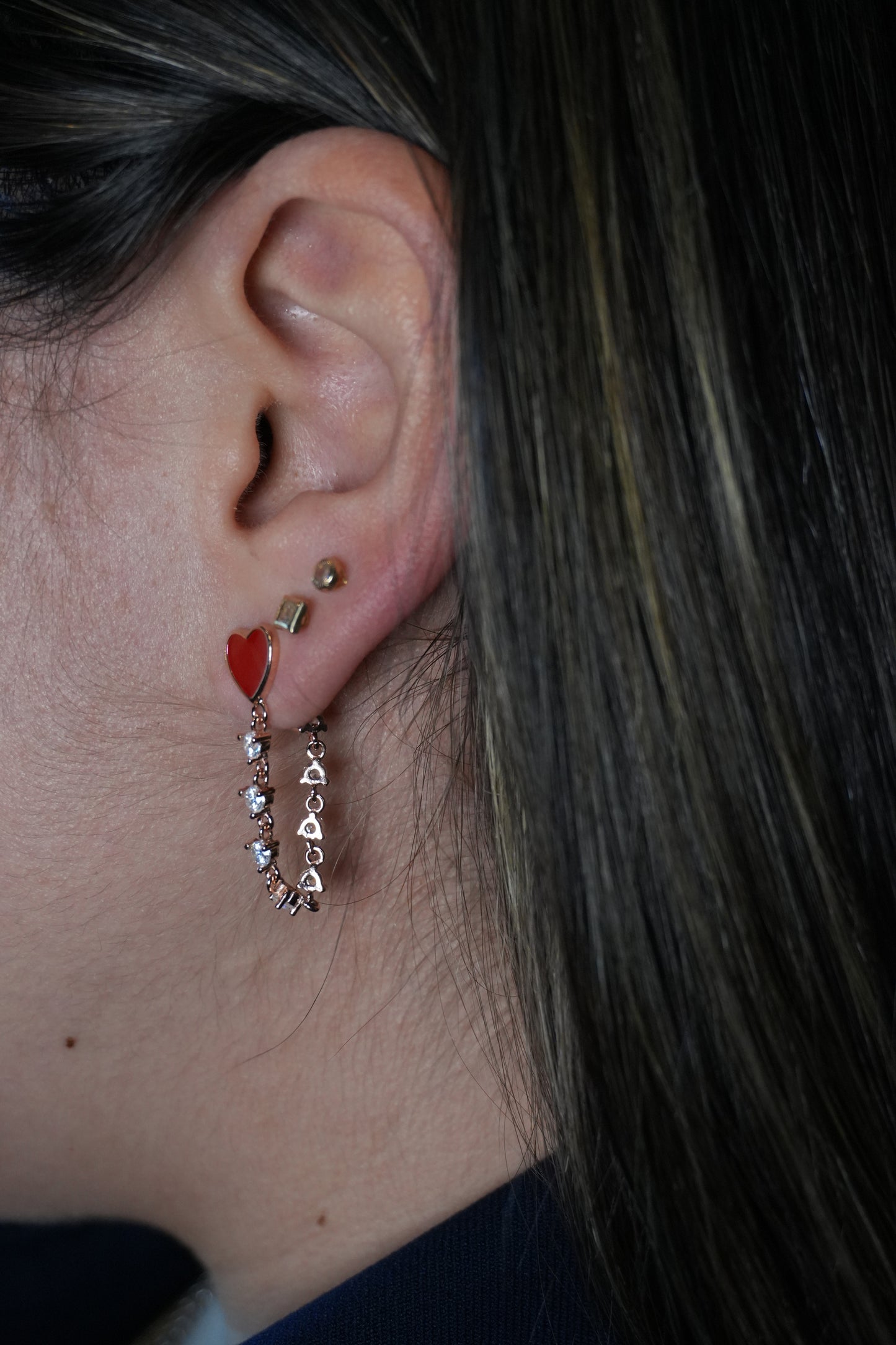 Studs de plata bañados en rose gold con piedreria y corazones rojos