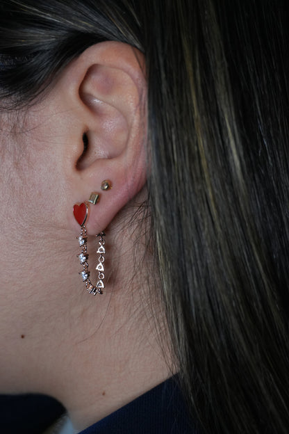 Studs de plata bañados en rose gold con piedreria y corazones rojos