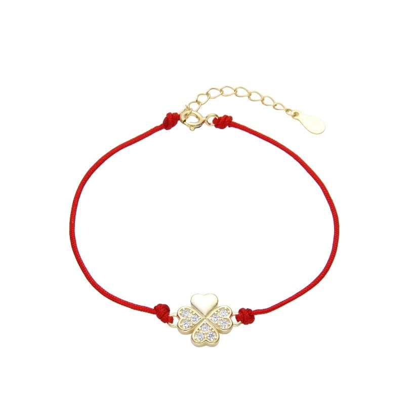 Pulsera de hilo rojo con dije de trébol de plata bañado en oro amarillo