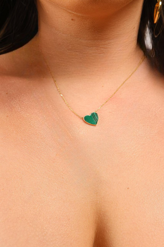 Collar de oro de 10k con dije verde de corazon de malaquita