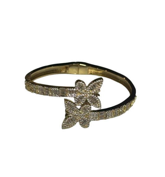 Pulsera estilo Bangle bañada en oro con mariposas en pave