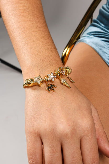 Pulsera bañada en oro con charms pink