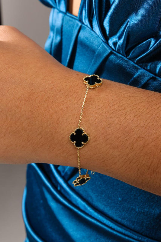 Pulsera de oro de 18k con clovers de onyx