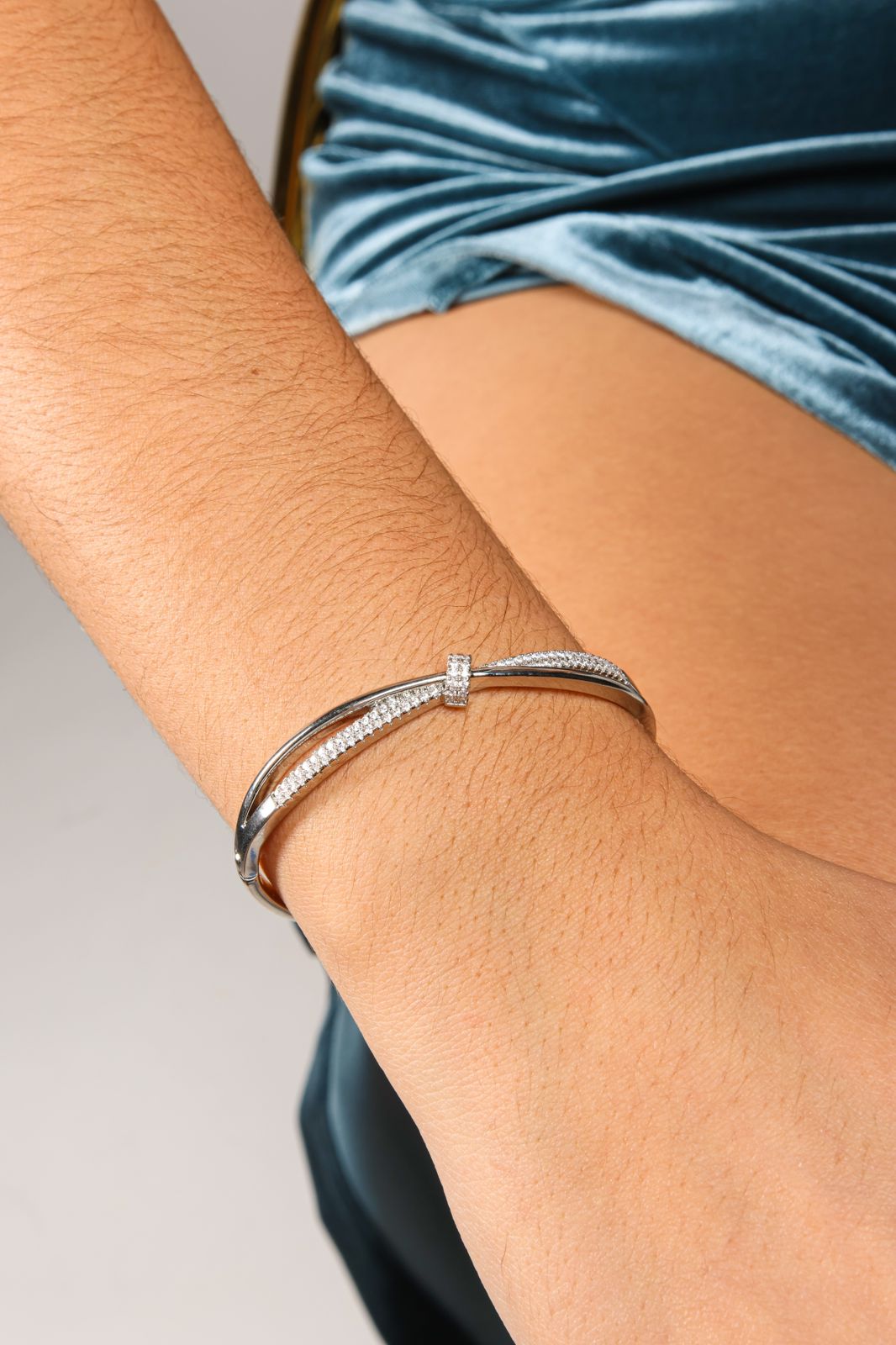 Pulsera rodinada estilo bangle con nudo en centro