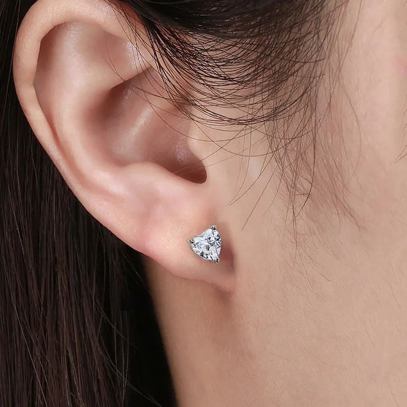 Studs de Plata Rodinada con Moissanitas de Corazon 2ct