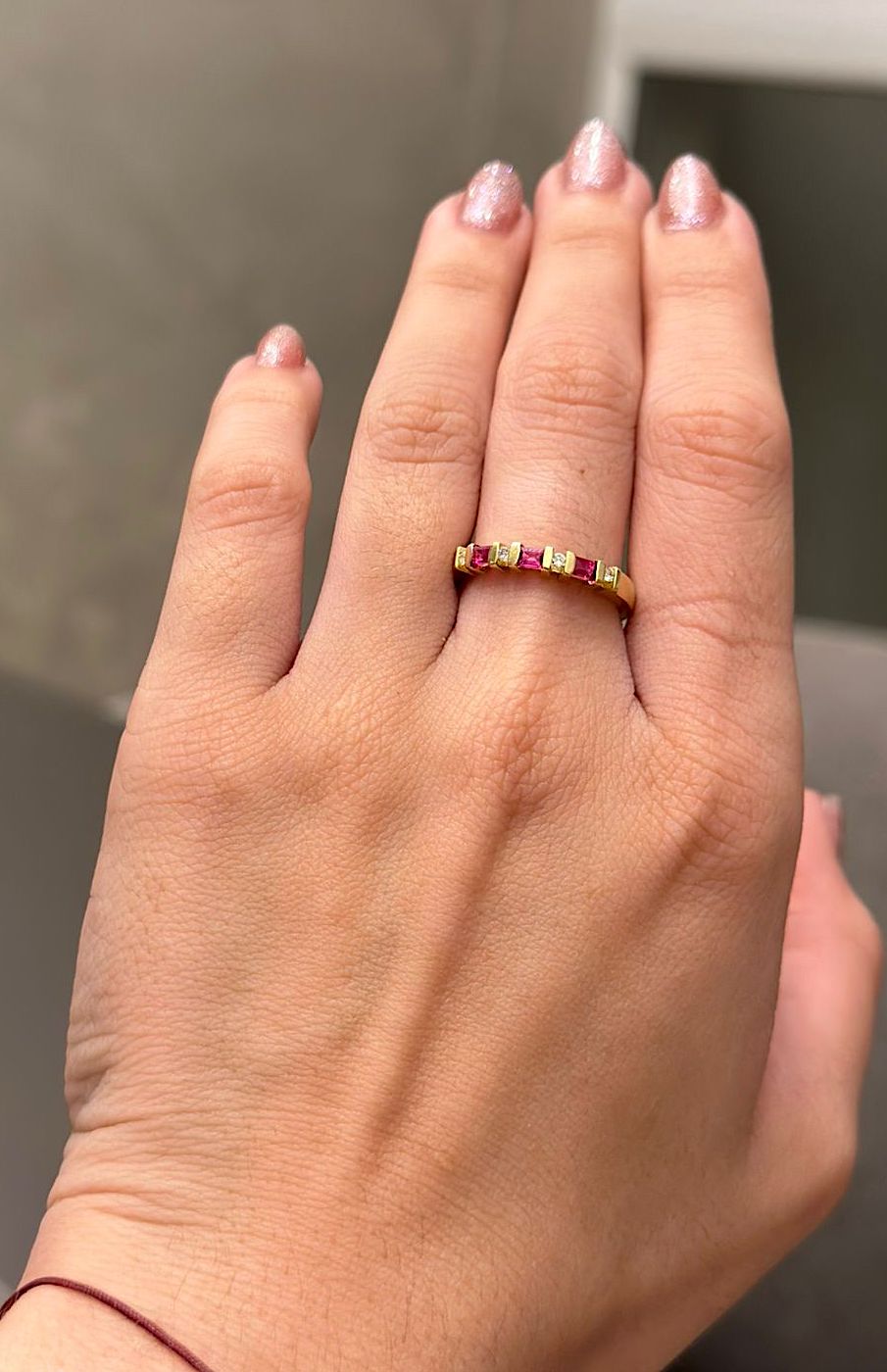 Rubíes Brillantes: Anillo de Oro de 18K con Rubíes y Brillantes