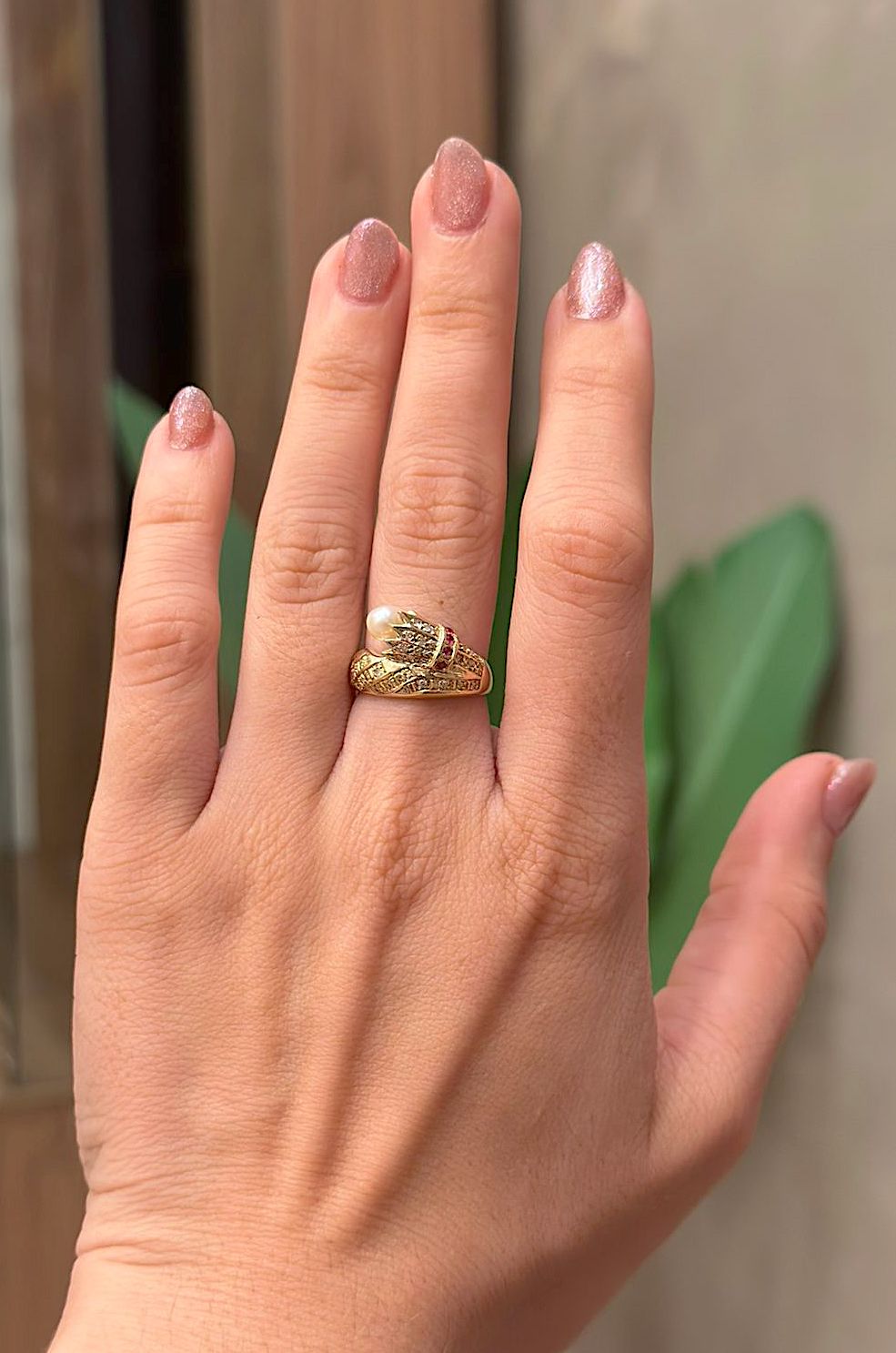 Anillo de Oro con Brillantes, Rubís y Perla