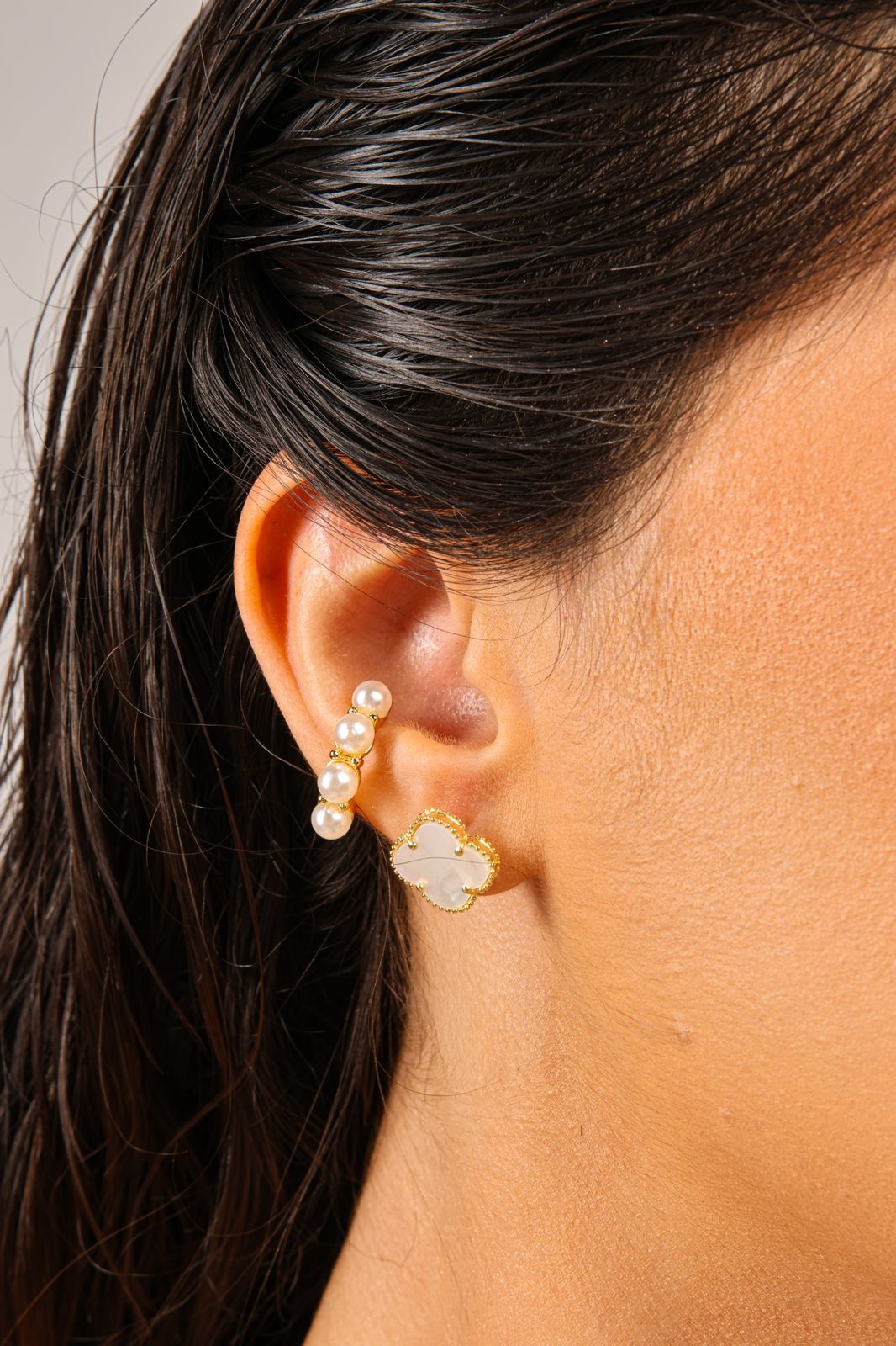 Aretes de oro de 18k con concha nacar en forma de trebol