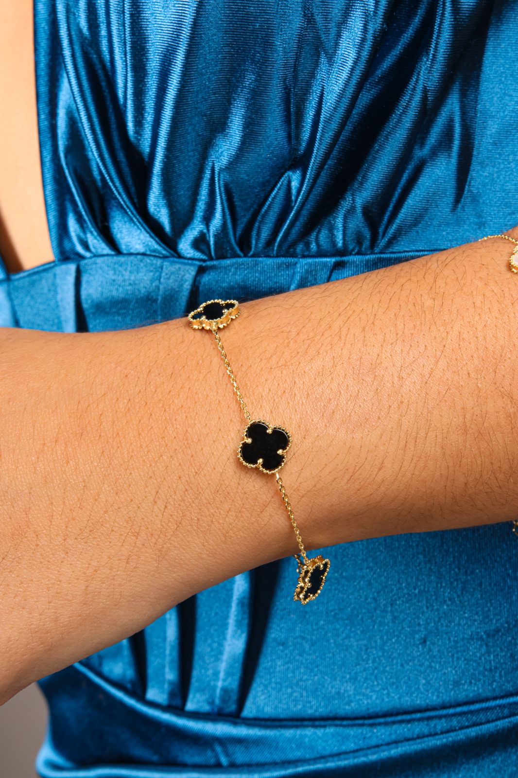 Pulsera de oro de 18k con flores estilo trebol de onyx