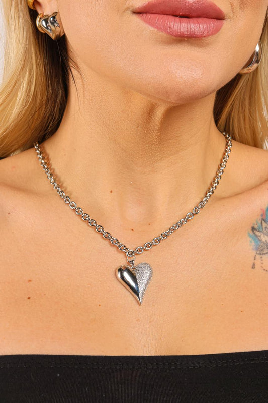 Collar silver de corazon angostos mitad liso mitad en pave de circones