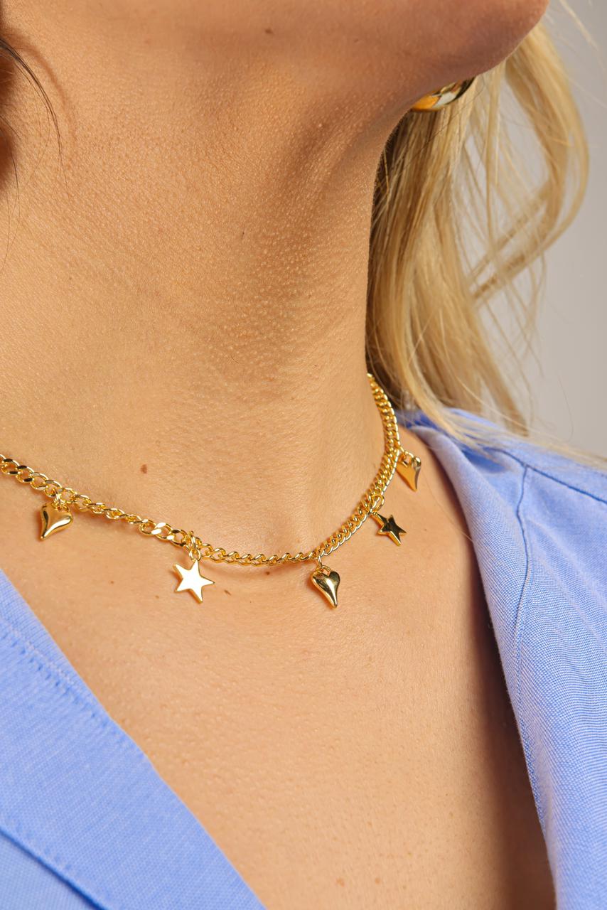 Choker bañado en oro con dijes de lunas y estrellas guinando